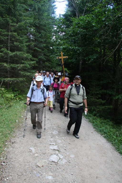 Pielgrzymi w drodze na Giewont