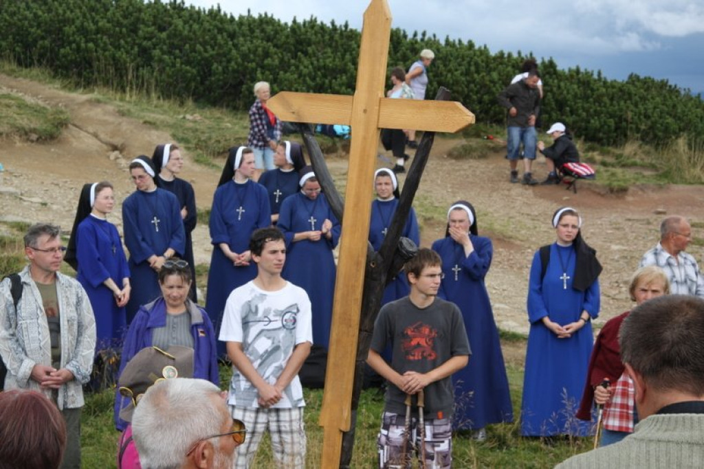 Pielgrzymi w drodze na Giewont