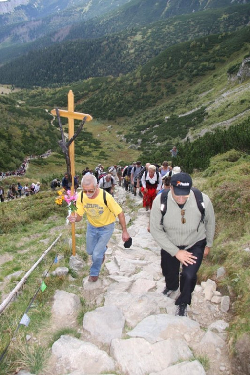 Pielgrzymi w drodze na Giewont