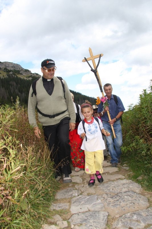 Pielgrzymi w drodze na Giewont