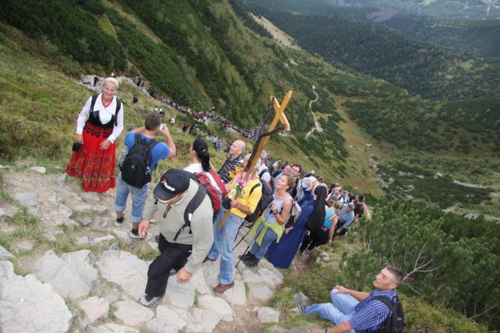 Pielgrzymi w drodze na Giewont