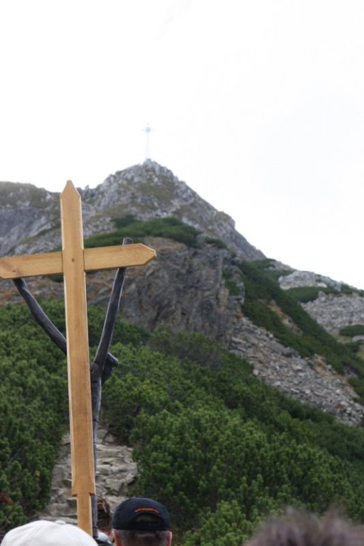 Pielgrzymi w drodze na Giewont
