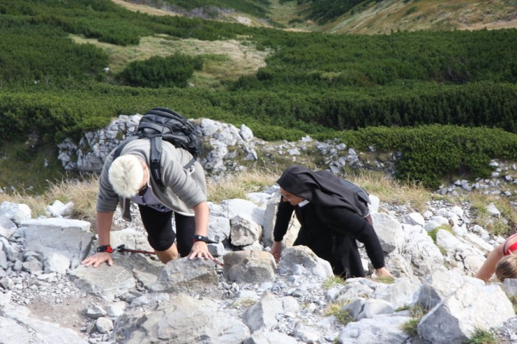 Pielgrzymi w drodze na Giewont