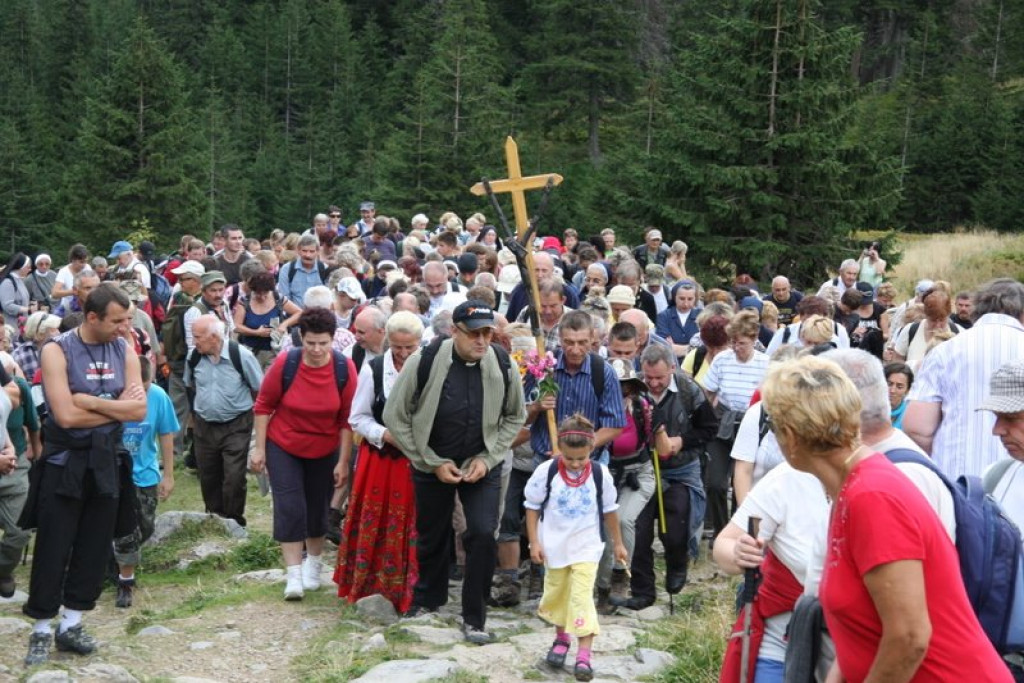 Pielgrzymi w drodze na Giewont