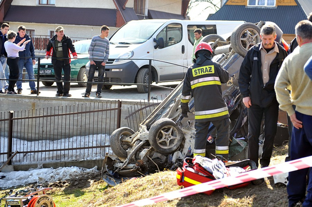 Trzy osoby ranne w groźnym wypadku w Bustryku