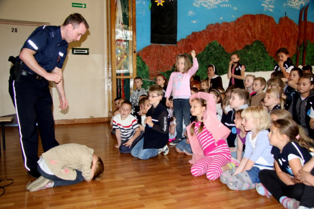 „Kabecjanie dają radę”: Policjanci w zakopiańskiej podstawówce