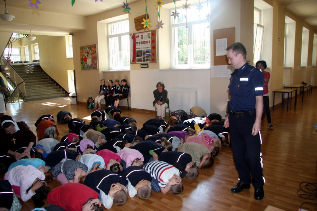 „Kabecjanie dają radę”: Policjanci w zakopiańskiej podstawówce