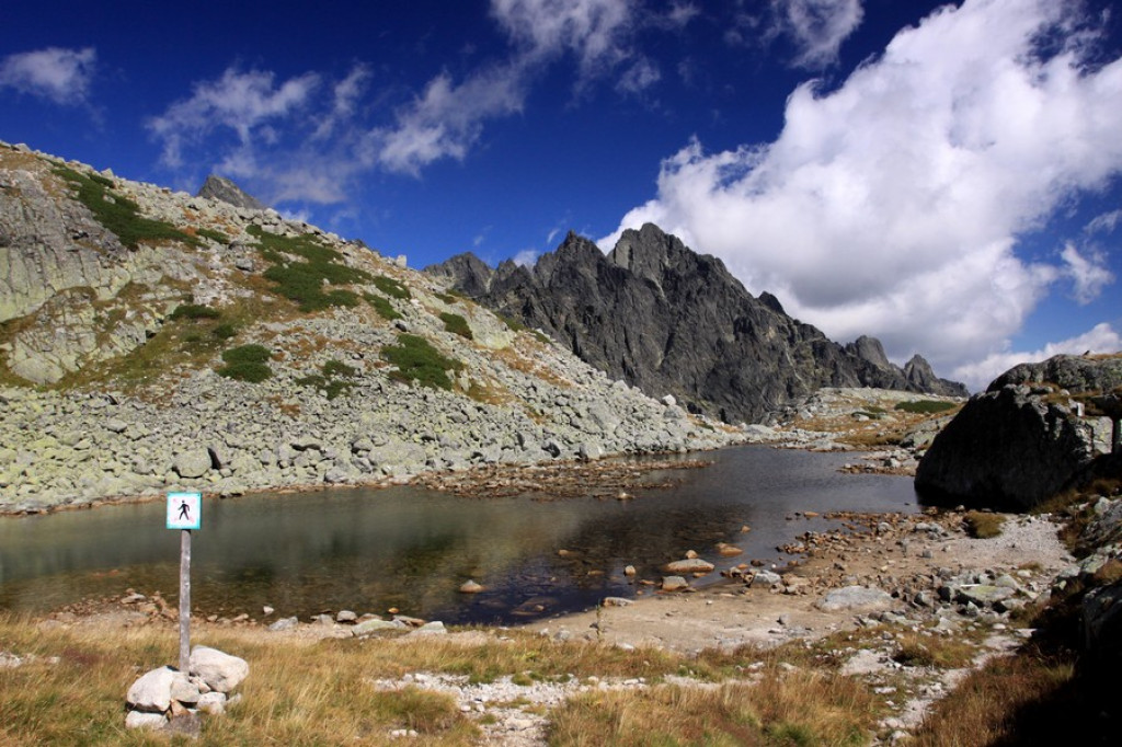 Dolina Staroleśna, Zbójnicka Chata i Przełęcz Rohatka