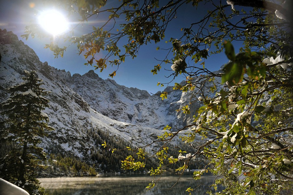 Pierwszy śnieg nad Morskim Okiem