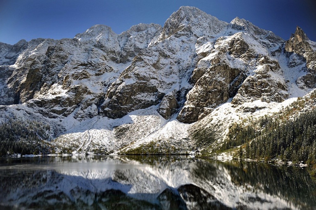 Pierwszy śnieg nad Morskim Okiem