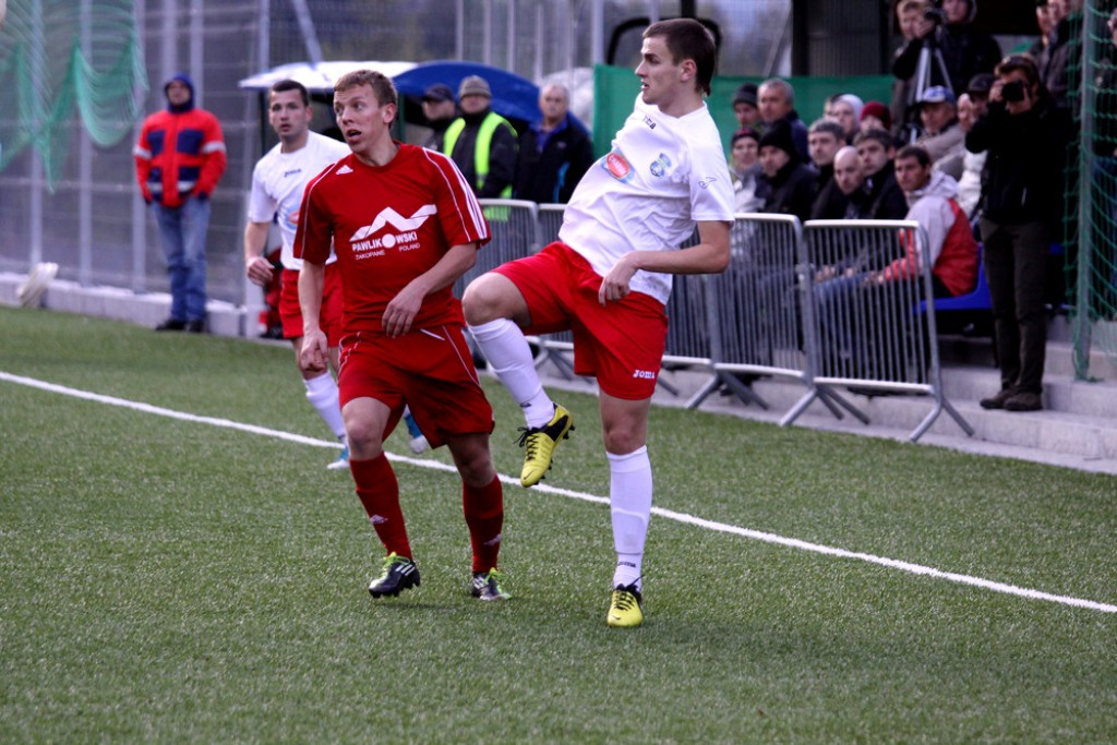 Poroniec wygrywa po ciężkim meczu