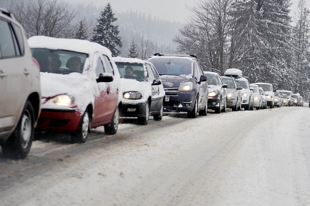 Kolejny atak zimy. Ciężkie warunki na drogach
