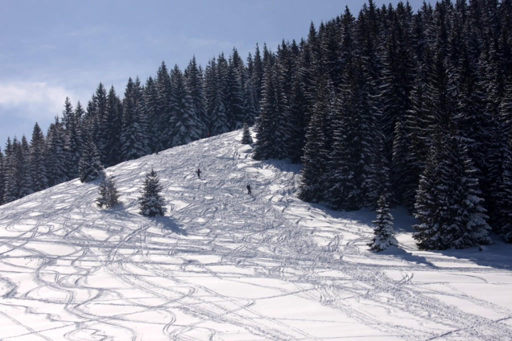 Słońce nad zaśnieżoną Rusinową Polaną