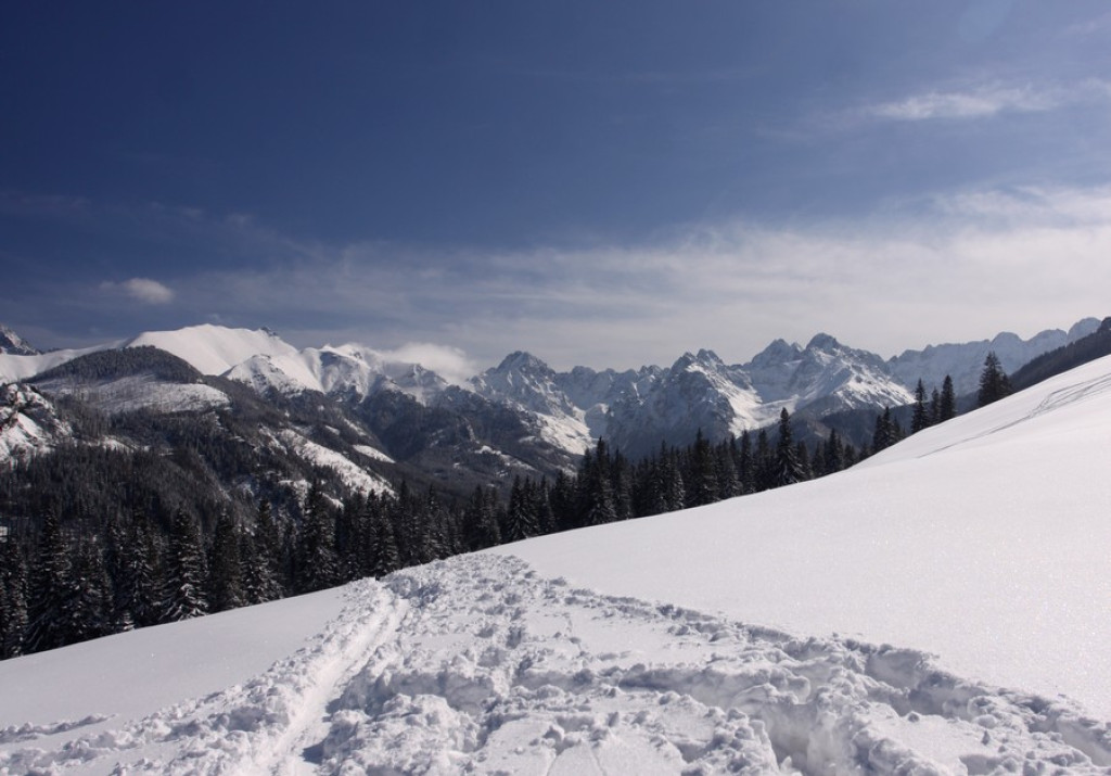 Słońce nad zaśnieżoną Rusinową Polaną