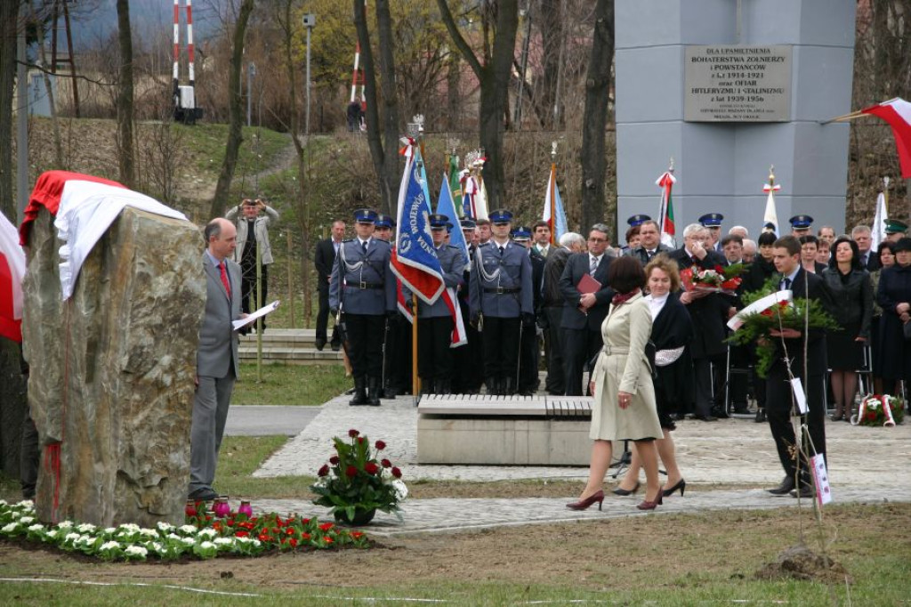 Nowy pomnik ofiar Katynia i katastrofy smoleńskiej