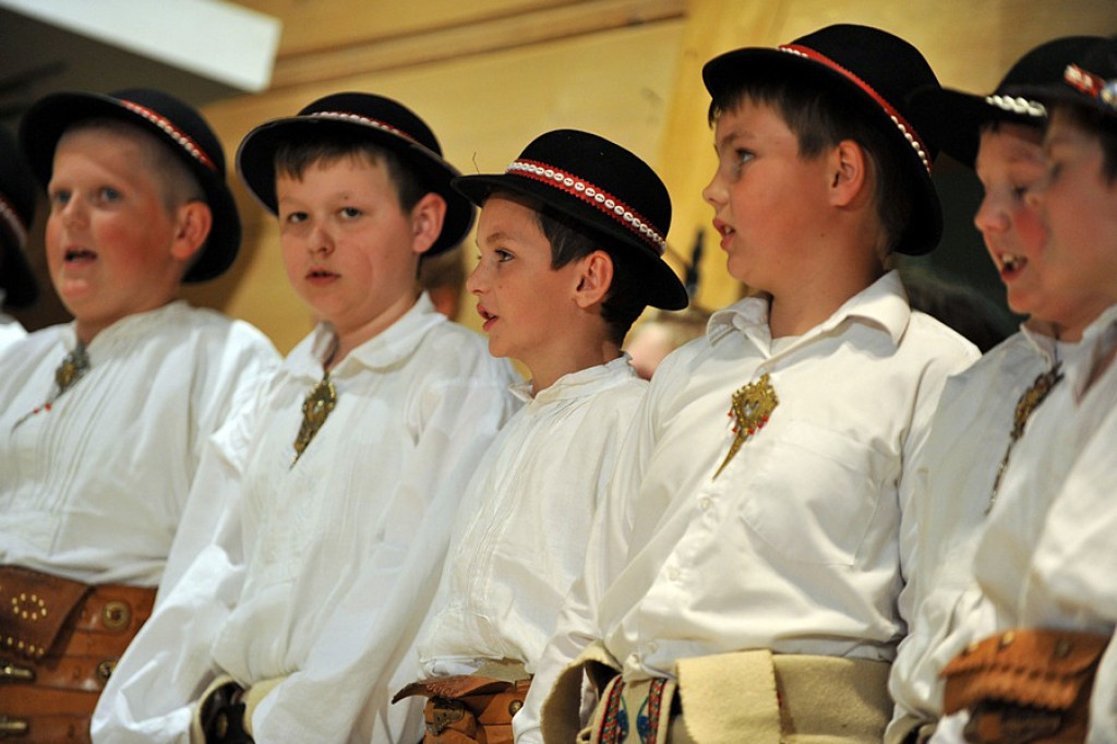 Małe Bajania: Gminny przegląd zespołów w Domu Ludowym
