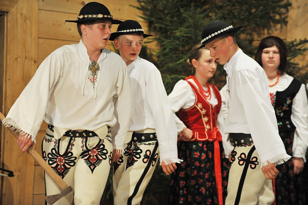 Małe Bajania: Gminny przegląd zespołów w Domu Ludowym