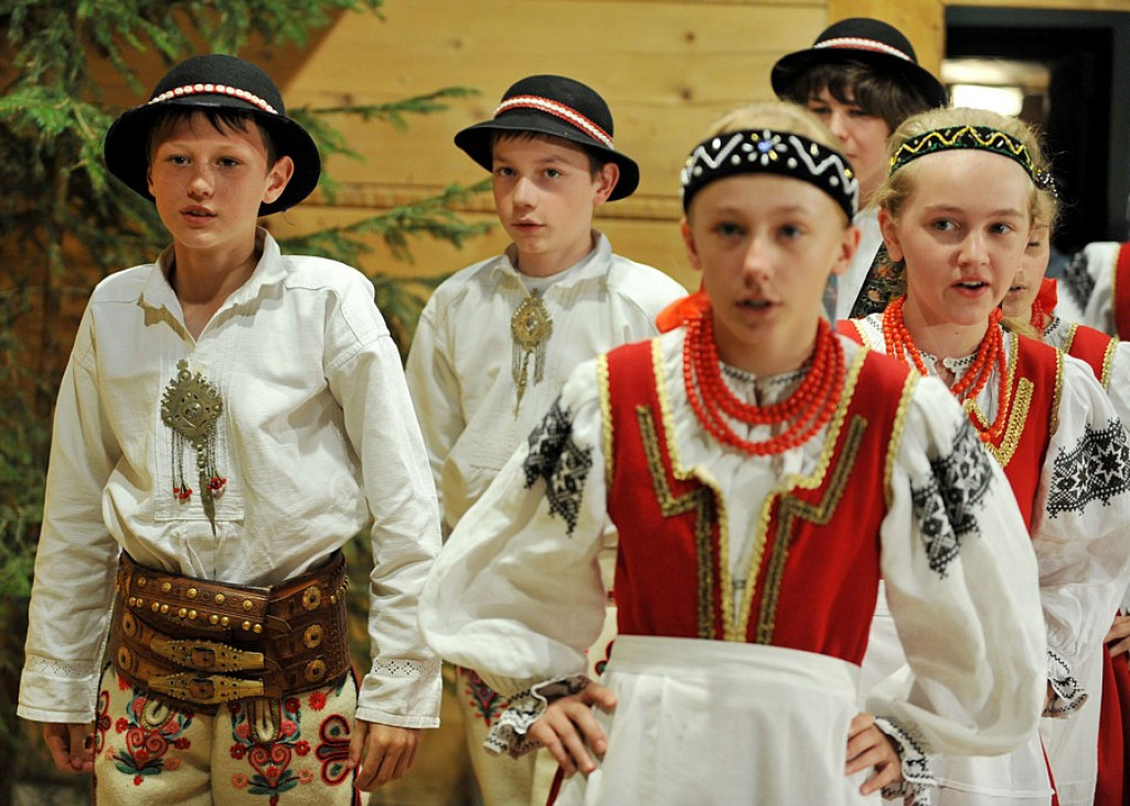 Małe Bajania: Gminny przegląd zespołów w Domu Ludowym