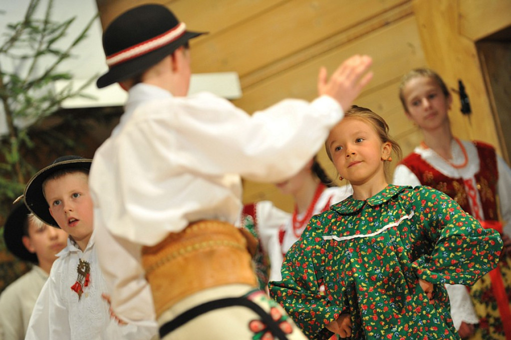Małe Bajania: Gminny przegląd zespołów w Domu Ludowym