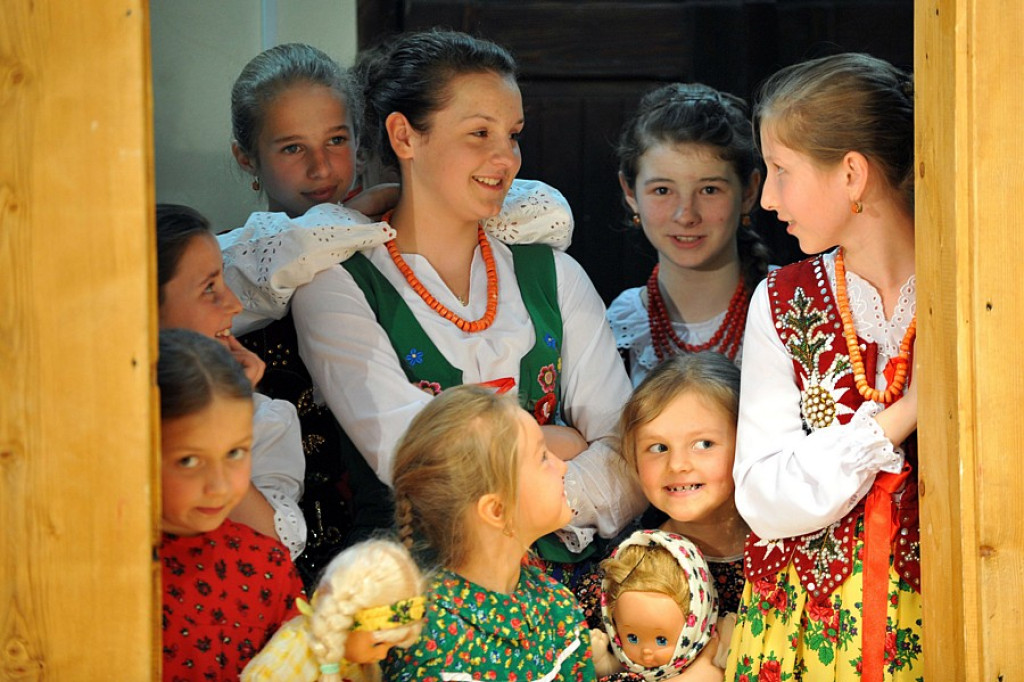 Małe Bajania: Gminny przegląd zespołów w Domu Ludowym