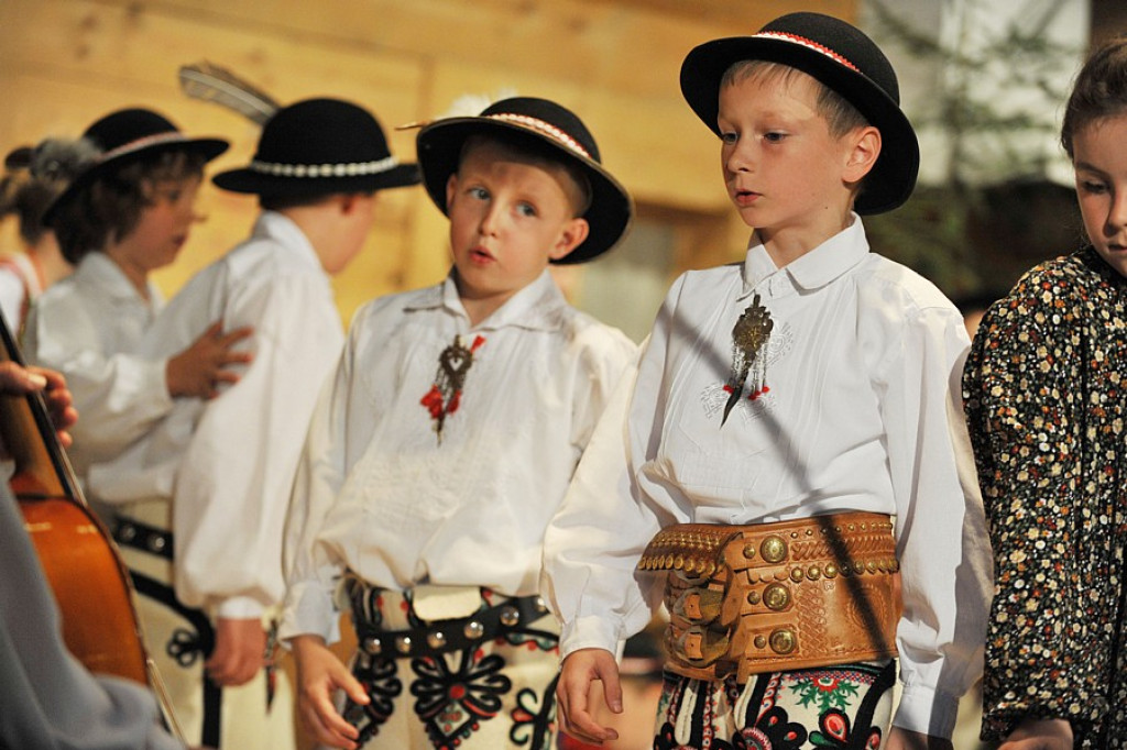 Małe Bajania: Gminny przegląd zespołów w Domu Ludowym
