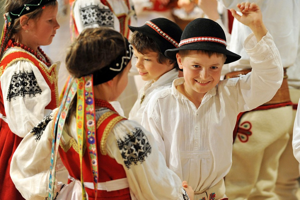 Małe Bajania: Gminny przegląd zespołów w Domu Ludowym