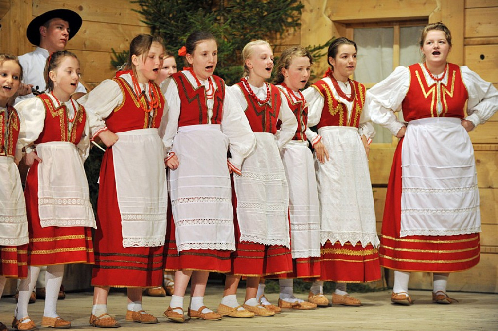 Małe Bajania: Gminny przegląd zespołów w Domu Ludowym
