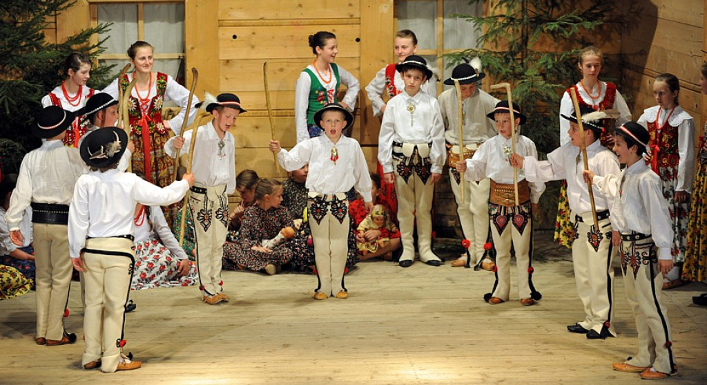 Małe Bajania: Gminny przegląd zespołów w Domu Ludowym