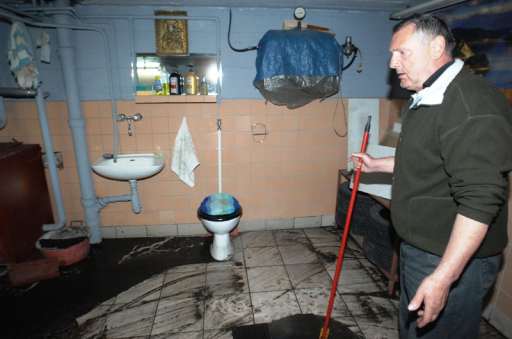 Nowy Targ: Piwnice utonęły w fekaliach