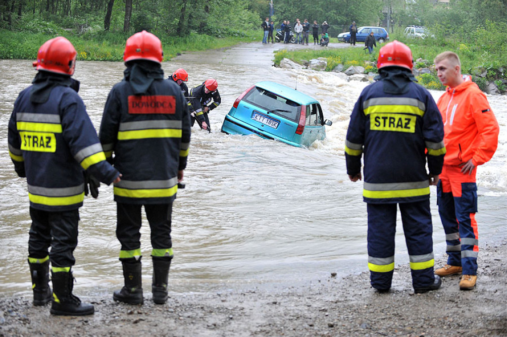 O krok od tragedii: Punciakiem przez rzekę