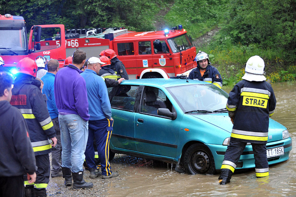 O krok od tragedii: Punciakiem przez rzekę