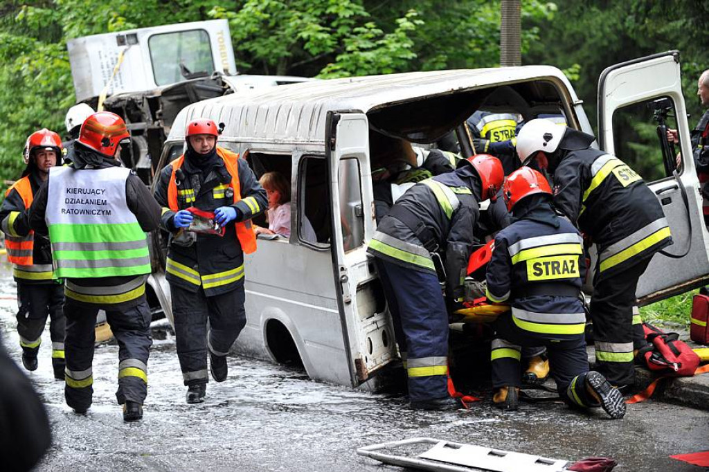 Zderzenie busów w Kirach: 25 osób poszkodowanych. Ofiary śmiertelne