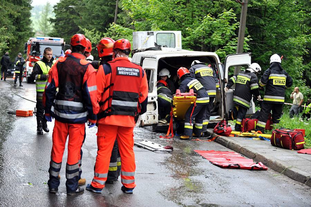 Zderzenie busów w Kirach: 25 osób poszkodowanych. Ofiary śmiertelne