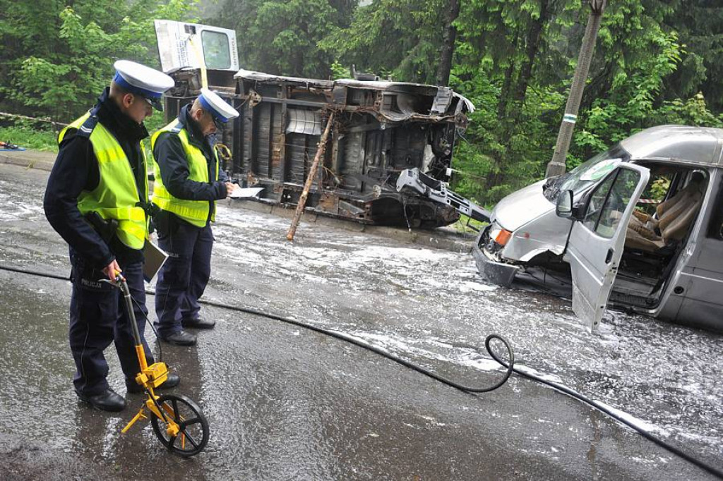 Zderzenie busów w Kirach: 25 osób poszkodowanych. Ofiary śmiertelne