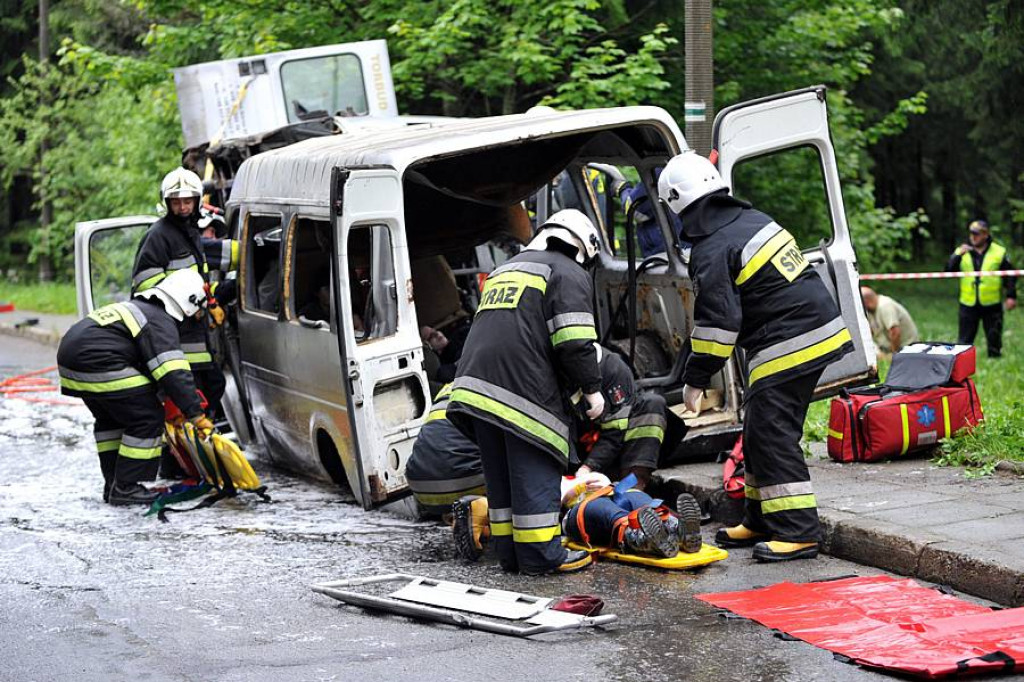 Zderzenie busów w Kirach: 25 osób poszkodowanych. Ofiary śmiertelne