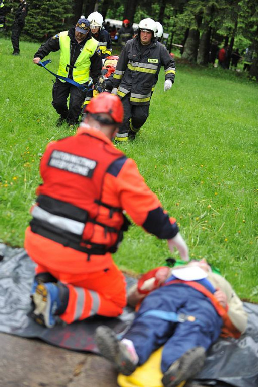 Zderzenie busów w Kirach: 25 osób poszkodowanych. Ofiary śmiertelne