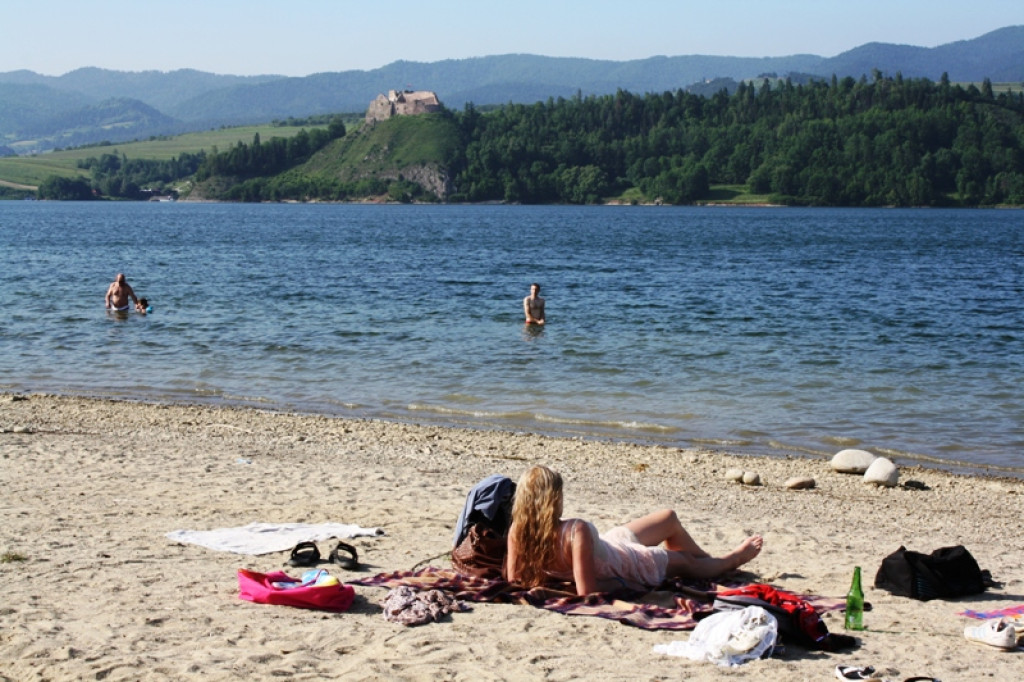 Plażowanie nad Jeziorem Czorsztyńskim