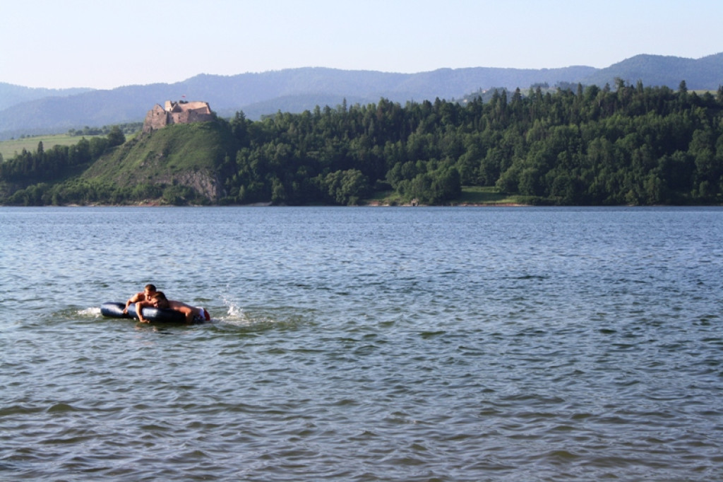 Plażowanie nad Jeziorem Czorsztyńskim
