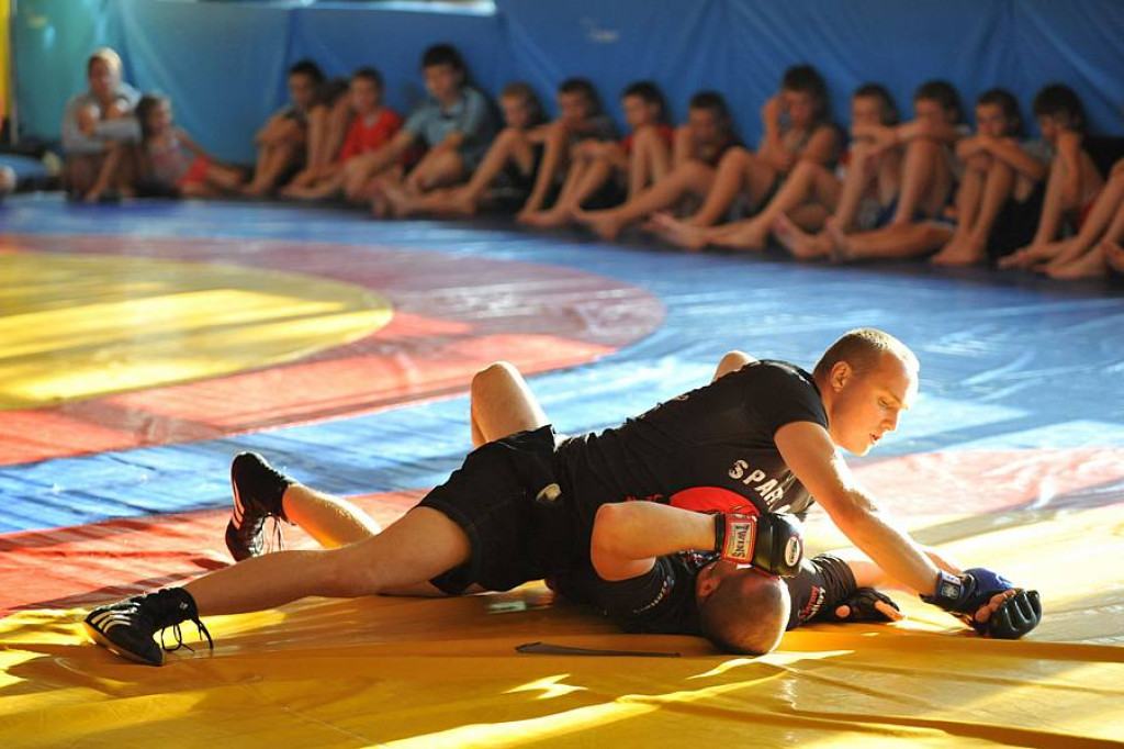 Zawodnicy Spartakus MMA Zakopane trenowali małych piłkarzy