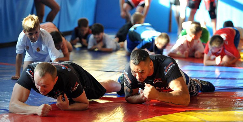 Zawodnicy Spartakus MMA Zakopane trenowali małych piłkarzy