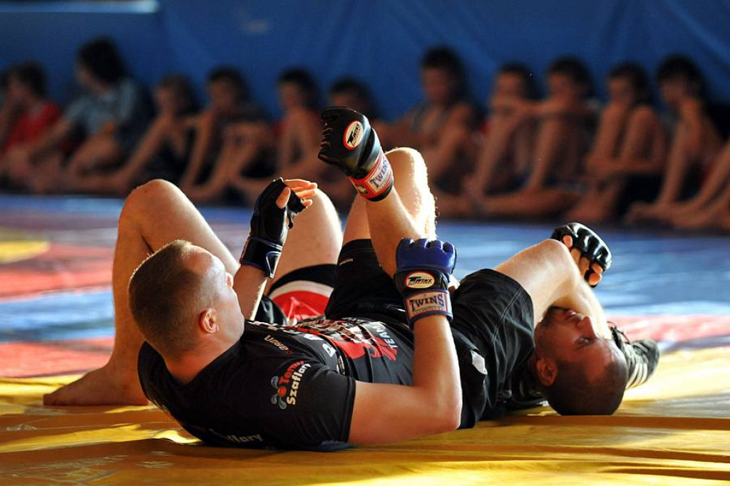 Zawodnicy Spartakus MMA Zakopane trenowali małych piłkarzy