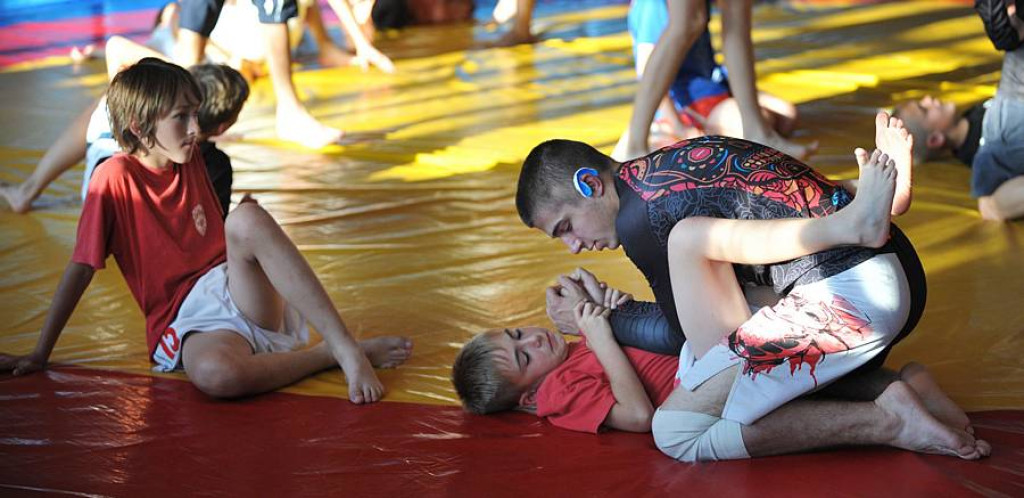 Zawodnicy Spartakus MMA Zakopane trenowali małych piłkarzy