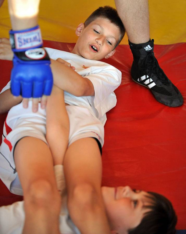 Zawodnicy Spartakus MMA Zakopane trenowali małych piłkarzy