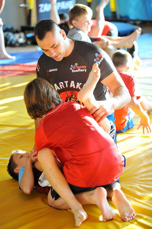 Zawodnicy Spartakus MMA Zakopane trenowali małych piłkarzy