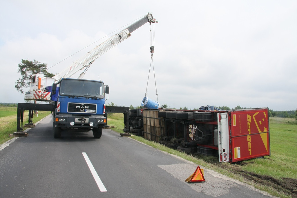 Tir w rowie. Sprawca wypadku odjechał