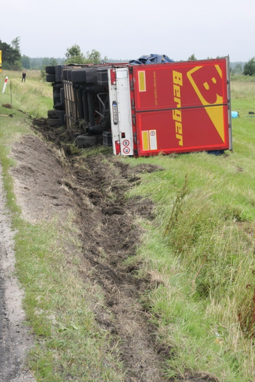 Tir w rowie. Sprawca wypadku odjechał