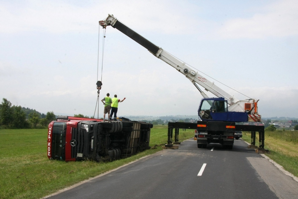 Tir w rowie. Sprawca wypadku odjechał
