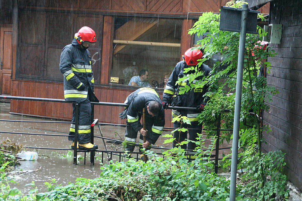 Foluszowy Potok przy Krupówkach wystąpił z brzegów