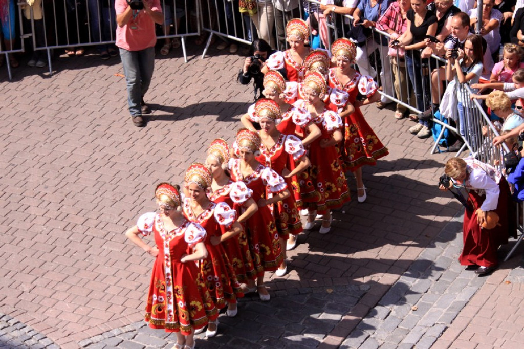 Barwny korowód na początek festiwalu