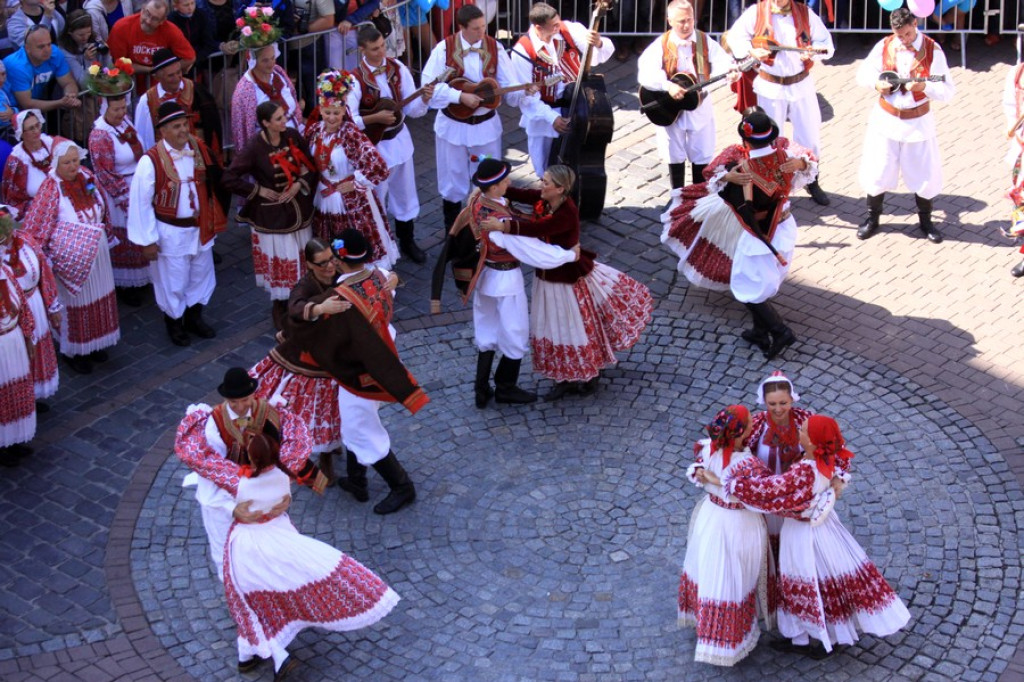 Barwny korowód na początek festiwalu